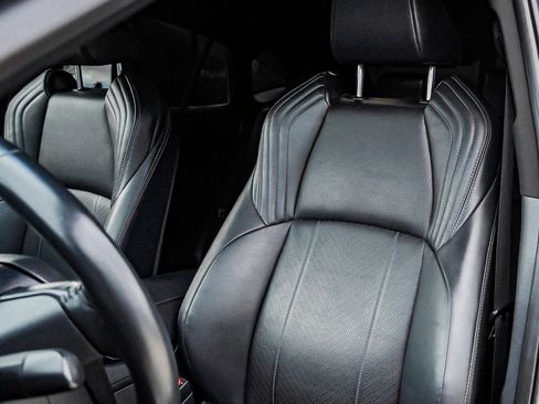 Used 2021 Toyota Venza Limited image 16