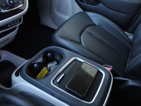 Used 2023 Chrysler Pacifica Touring-L FWD image 20