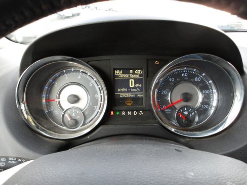 Used 2016 Chrysler Town & Country Touring image 18