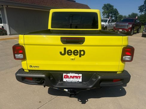 Used 2024 Jeep Gladiator Sport AWD/4WD image 3