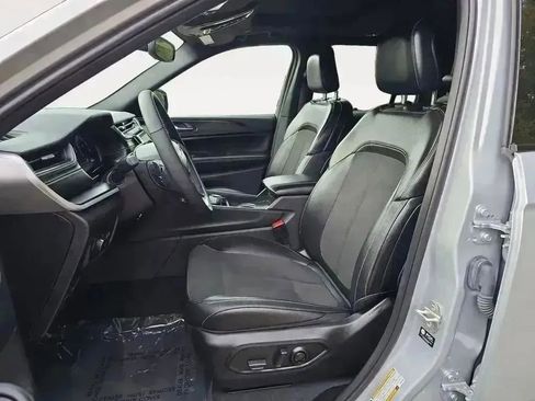 Used 2024 Jeep Grand Cherokee Altitude image 9