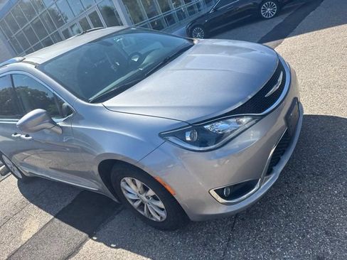 Used 2018 Chrysler Pacifica Touring-L FWD image 2