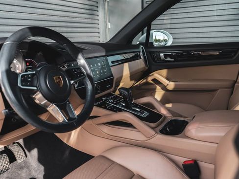 Used 2023 Porsche Cayenne AWD/4WD image 4