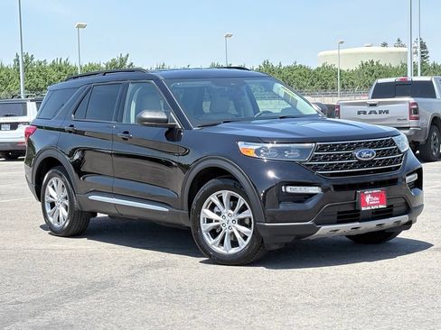 Used 2023 Ford Explorer XLT w/ Equipment Group 202A AWD/4WD image 2