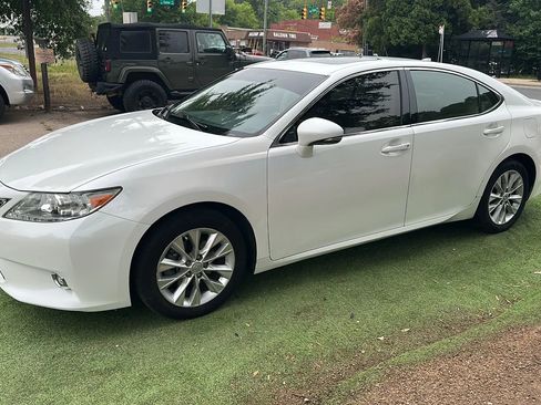 Used 2015 Lexus ES 300h w/ Navigation System Package FWD image 4