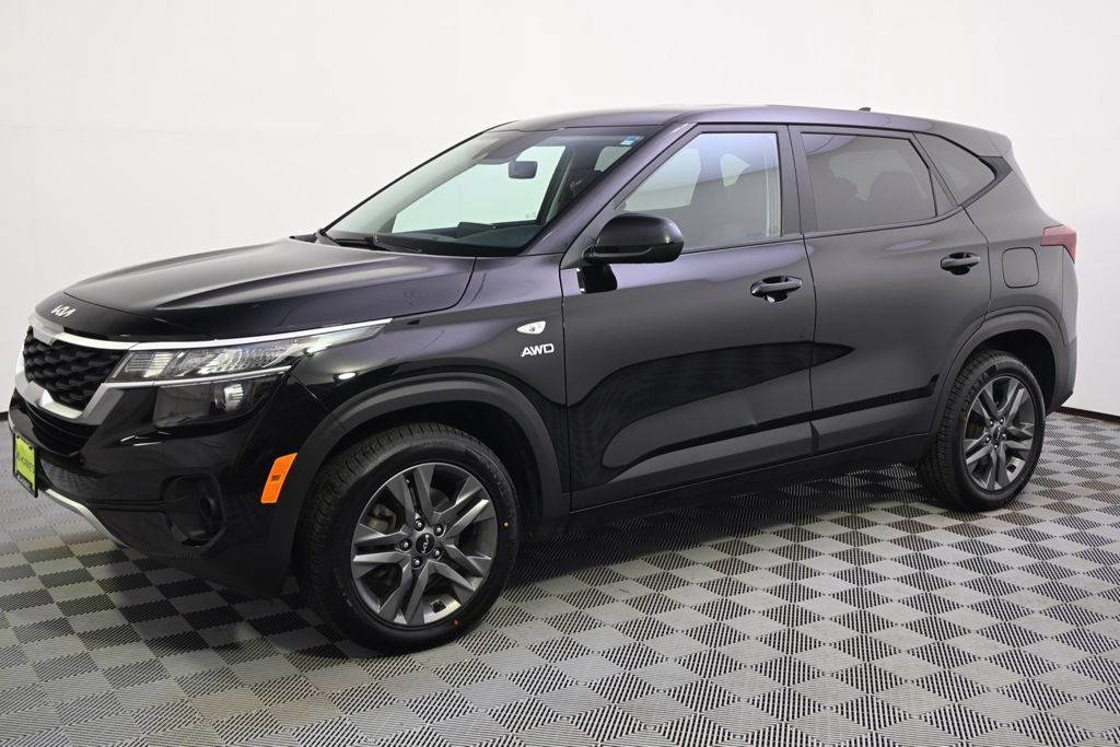 Used 2023 Kia Seltos LX AWD/4WD image 2