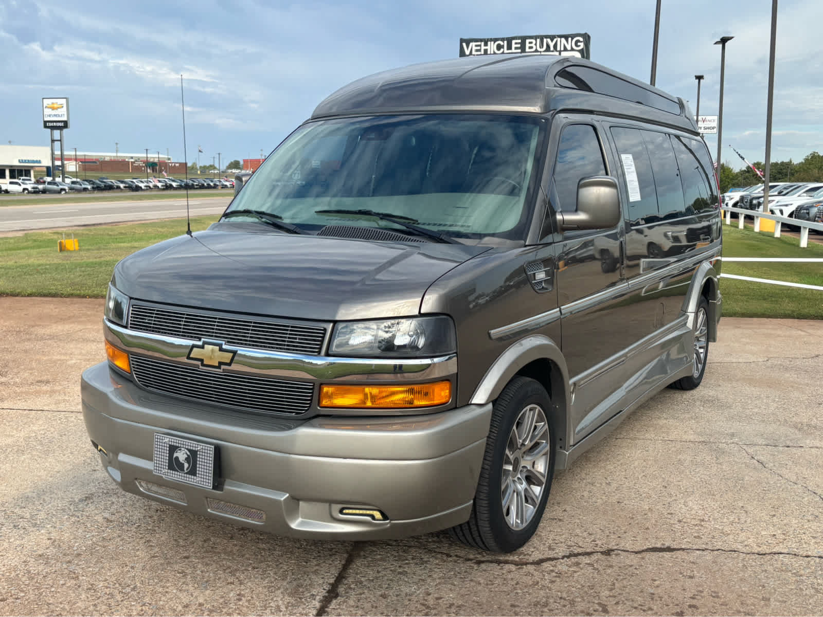 Used 2021 Chevrolet Express 2500 w/ Enhanced Convenience Package RWD image 3