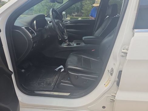 Used 2018 Jeep Grand Cherokee Overland RWD image 13