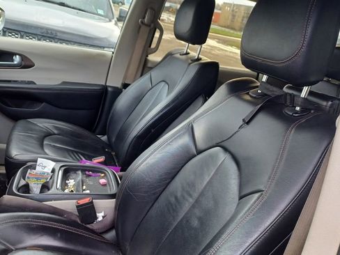 Used 2017 Chrysler Pacifica Touring-L image 5