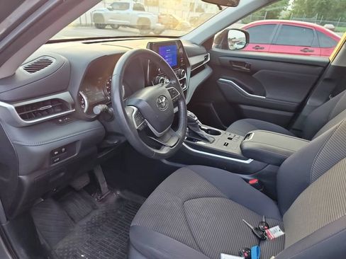 Used 2023 Toyota Highlander LE FWD image 7