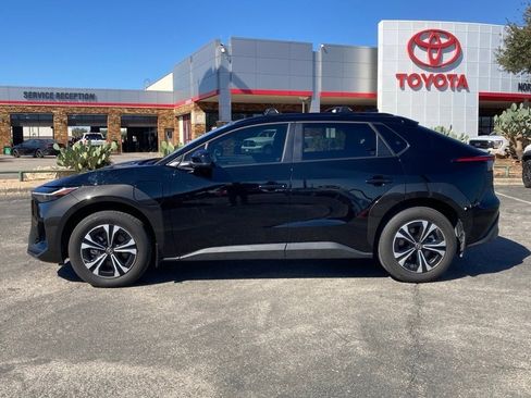Used 2024 Toyota bZ4X XLE w/ Weather Package image 8