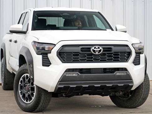 Used 2024 Toyota Tacoma TRD Off-Road image 4