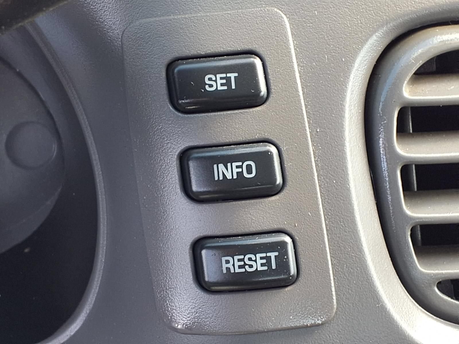 Used 2005 Ford Taurus SE FWD image 25