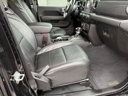 Used 2022 Jeep Wrangler Unlimited Sahara w/ Cold Weather Group AWD/4WD image 10