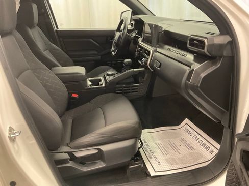 Used 2025 Toyota Tacoma SR5 AWD/4WD image 7