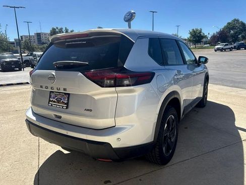 Used 2025 Nissan Rogue SV AWD/4WD image 5