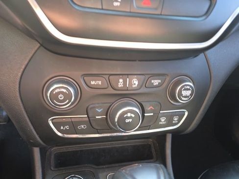 Used 2019 Jeep Cherokee Latitude Plus image 17