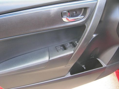 Used 2018 Toyota Corolla SE w/ SE Premium Package FWD image 13