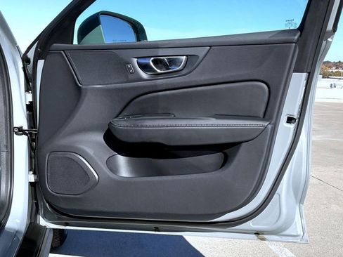 Used 2025 Volvo V60 B5 Cross Country Plus image 17