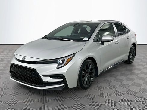 Used 2025 Toyota Corolla SE FWD image 3