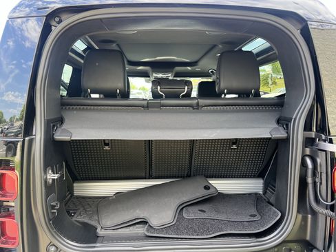 Certified 2023 Land Rover Defender 90 SE image 35