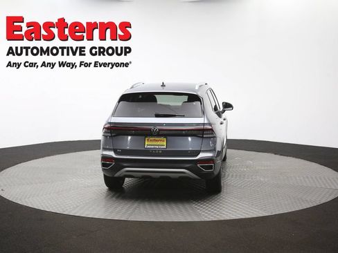 Used 2025 Volkswagen Taos SE AWD/4WD image 36