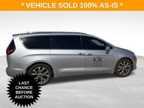 Used 2017 Chrysler Pacifica Limited w/ UConnect Theater Package FWD image 7