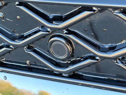 Used 2025 Volkswagen Tiguan SE R-Line image 8