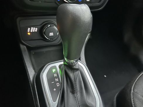 Used 2021 Jeep Renegade Sport image 28