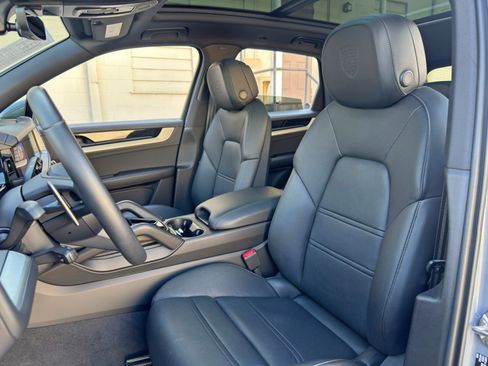 Used 2025 Porsche Cayenne E-Hybrid w/ Premium Package Plus AWD/4WD image 46