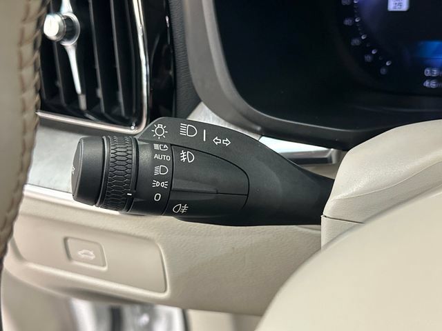 Used 2023 Volvo XC60 B5 Plus AWD/4WD image 31