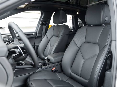 Certified 2026 Porsche Macan AWD/4WD image 5
