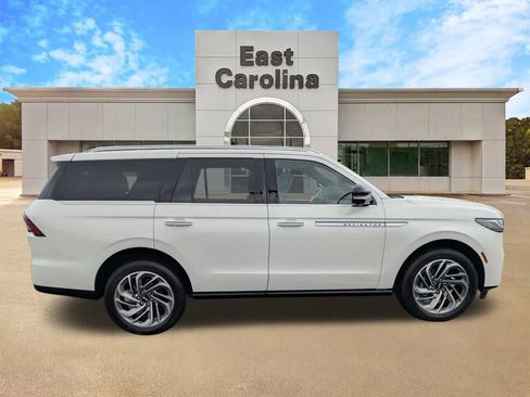 Used 2025 Lincoln Navigator Reserve image 2