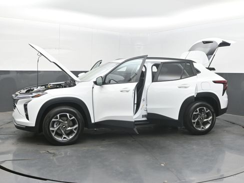 Used 2025 Chevrolet Trax LT FWD image 48