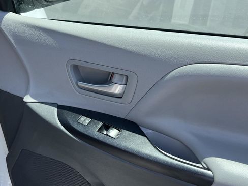 Used 2018 Toyota Sienna LE w/ Carpet Mat Package FWD image 19