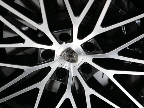 Used 2025 Porsche Cayenne Turbo AWD/4WD image 11