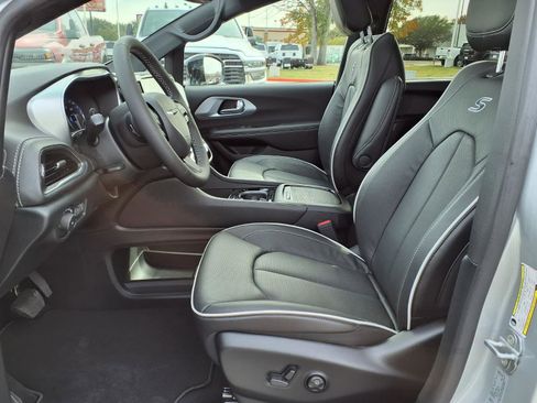 New 2026 Chrysler Pacifica Limited w/ S Appearance Package FWD image 12