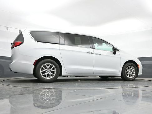 Used 2023 Chrysler Pacifica Touring-L FWD image 42