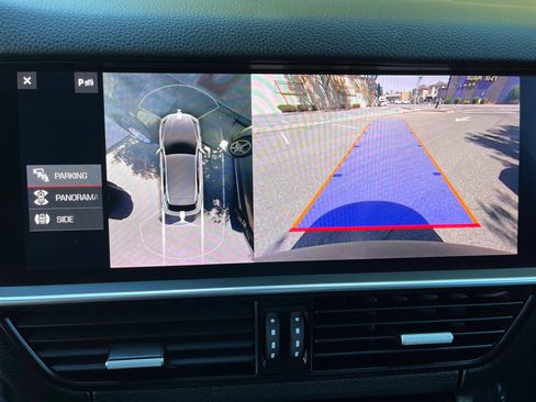 Used 2020 Porsche Cayenne w/ Driver Memory Package AWD/4WD image 23