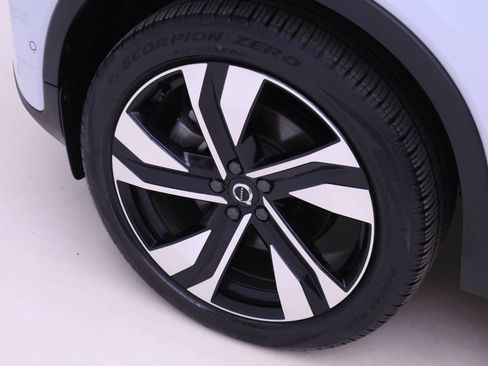 Certified 2024 Volvo XC40 B5 Plus w/ Protection Package Premier image 22