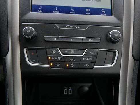 Used 2020 Ford Fusion SE image 24