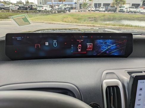 Used 2025 Ford Expedition Active image 31