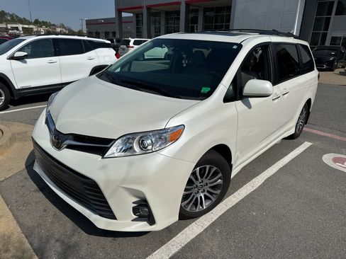 Used 2020 Toyota Sienna XLE w/ XLE Navigation Package image 2