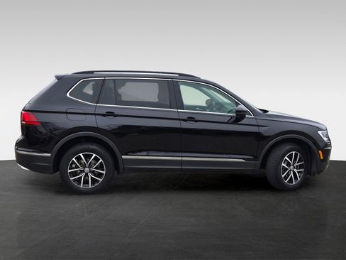 Used 2021 Volkswagen Tiguan SE w/ Panoramic Sunroof Package image 3