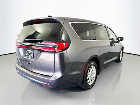 Used 2023 Chrysler Pacifica Touring-L FWD image 7