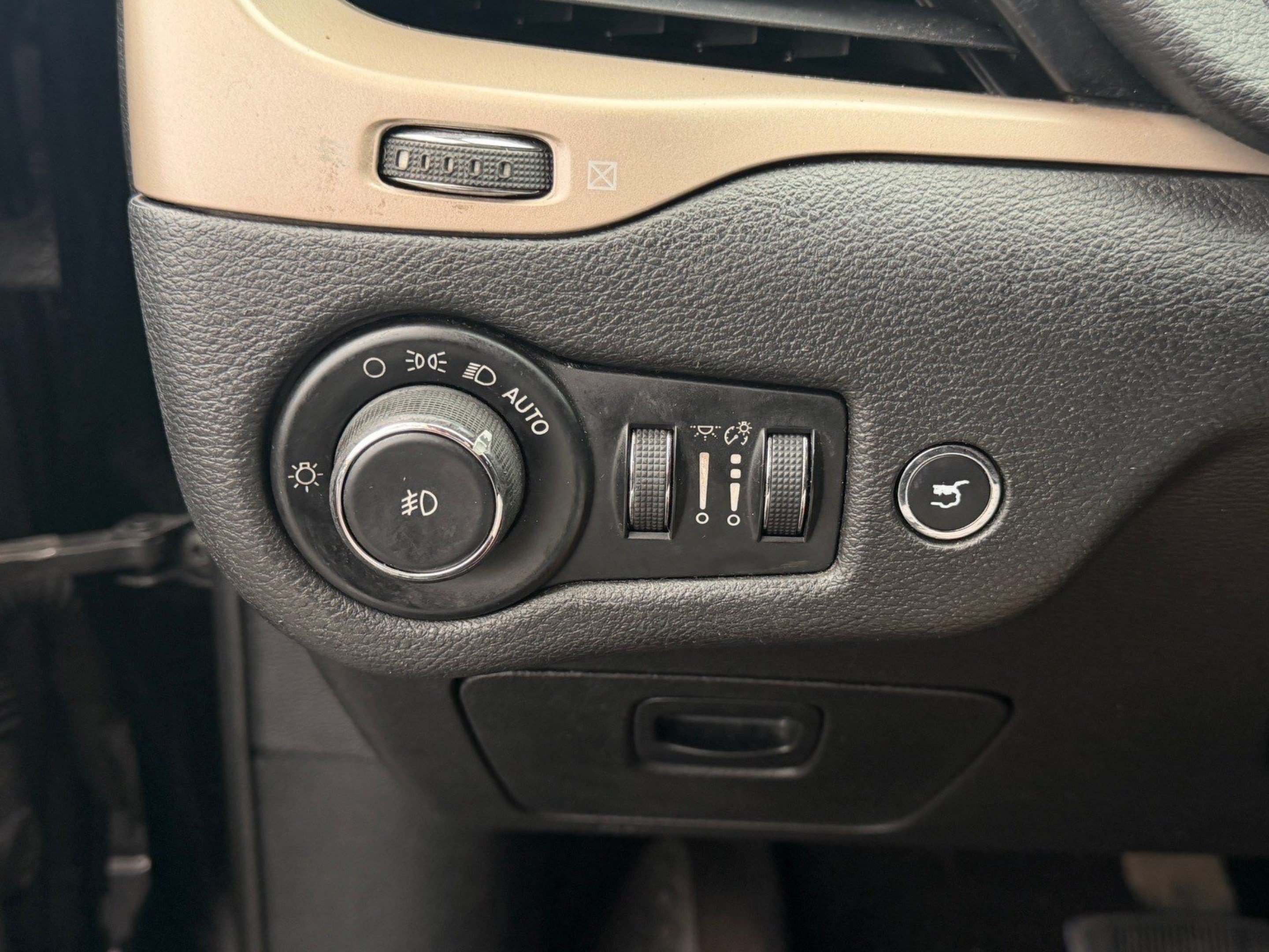 Used 2018 Jeep Cherokee Limited FWD image 19