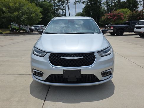 Used 2024 Chrysler Pacifica Touring-L FWD image 3