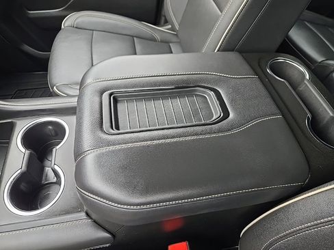 Used 2023 GMC Yukon SLT w/ SLT Premium Package image 32