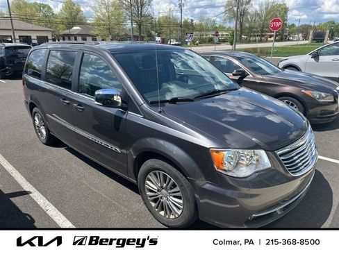 Used 2016 Chrysler Town & Country Touring-L image 3
