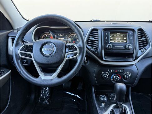 Used 2018 Jeep Cherokee Latitude AWD/4WD image 17